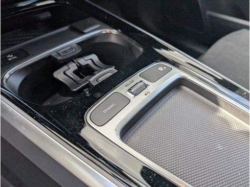 Used 2024 Mercedes-Benz GLB 250 4MATIC image 24