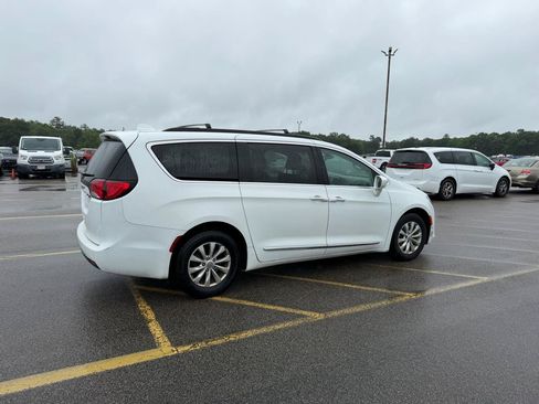 Used 2017 Chrysler Pacifica Touring-L FWD image 4