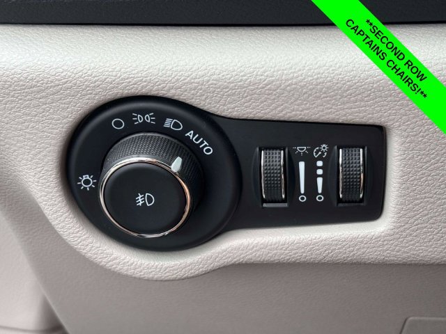 Used 2023 Chrysler Pacifica Touring-L FWD image 11