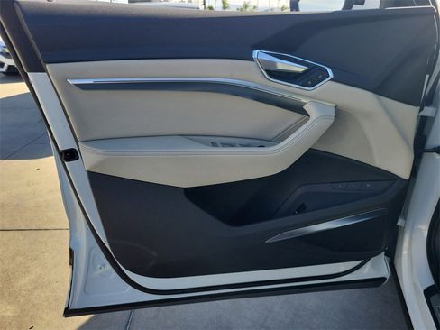 Used 2021 Audi e-tron Premium Plus w/ Premium Plus Package image 19