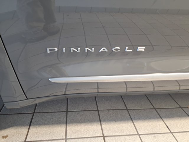 Used 2025 Chrysler Pacifica Pinnacle AWD/4WD image 6