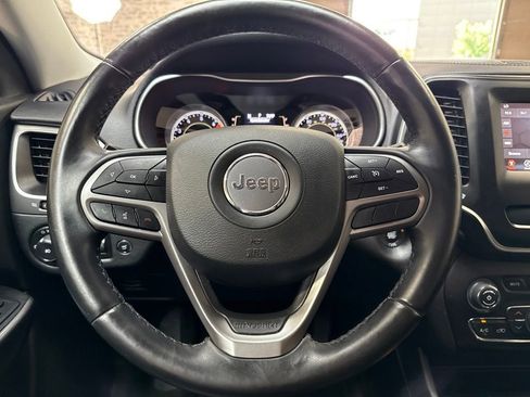 Used 2019 Jeep Cherokee Latitude Plus w/ Comfort/Convenience Group FWD image 16