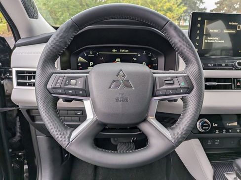 New 2025 Mitsubishi Outlander SE image 18