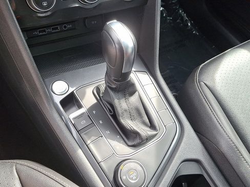 Used 2020 Volkswagen Tiguan SE w/ Panoramic Sunroof Package image 18