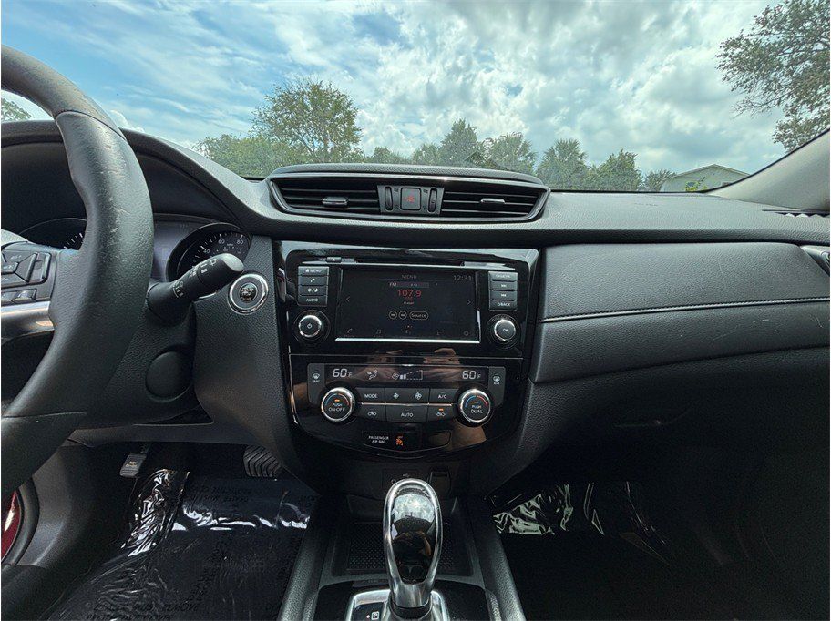 Used 2018 Nissan Rogue SV FWD image 11