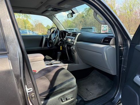 Used 2011 Toyota 4Runner SR5 w/ Convenience Pkg image 15