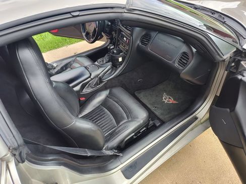 Used 2000 Chevrolet Corvette Coupe w/ Roof Pkg RWD image 6