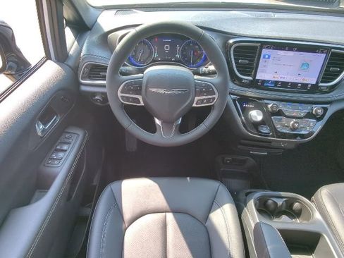 New 2026 Chrysler Pacifica Select image 15