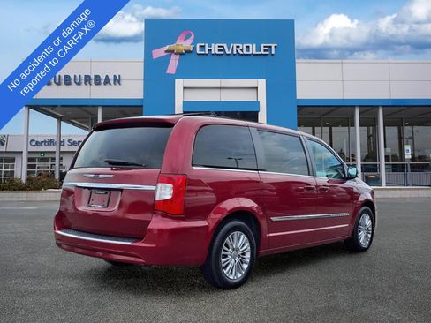 Used 2015 Chrysler Town & Country Touring-L FWD image 4