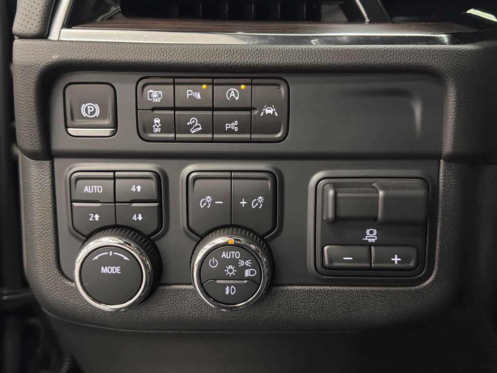 Used 2025 Chevrolet Suburban Premier w/ Sun And Tow Package AWD/4WD image 30
