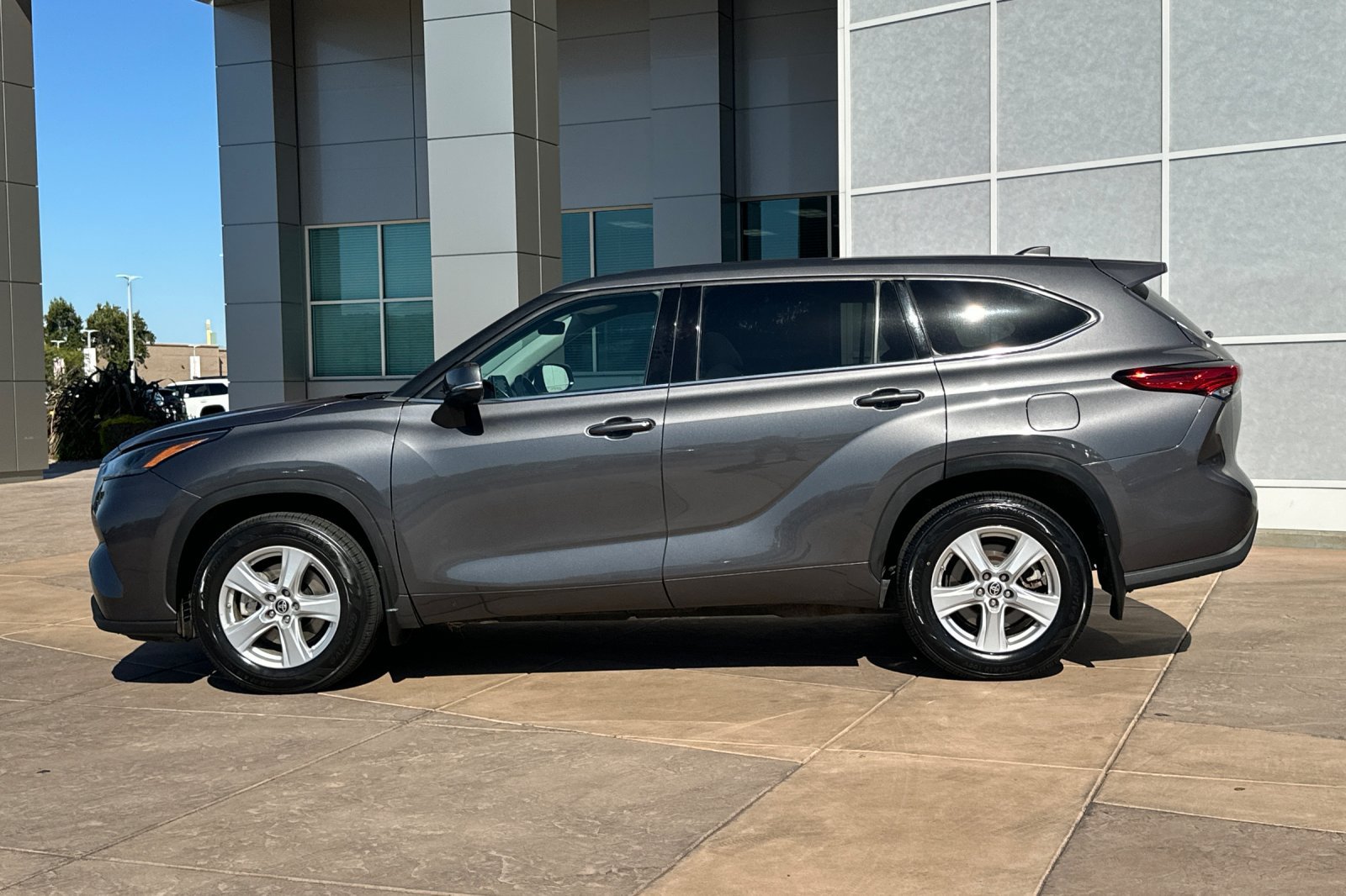 Certified 2022 Toyota Highlander LE AWD/4WD image 8