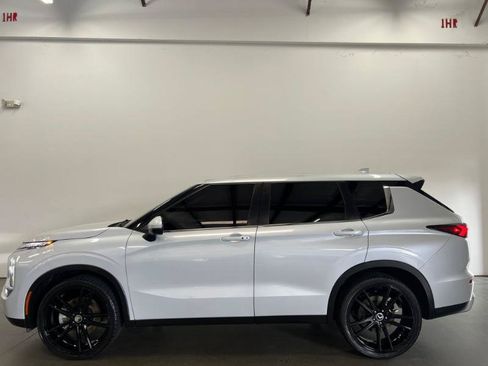 Used 2023 Mitsubishi Outlander SE FWD image 3