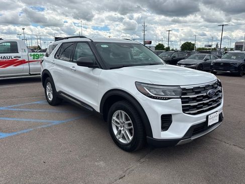 Used 2025 Ford Explorer Active AWD/4WD image 3