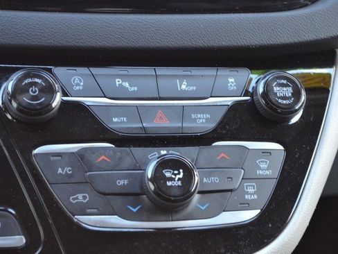 Used 2024 Chrysler Pacifica Touring-L image 29