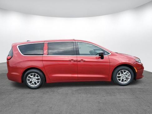 Used 2025 Chrysler Pacifica Select FWD image 2