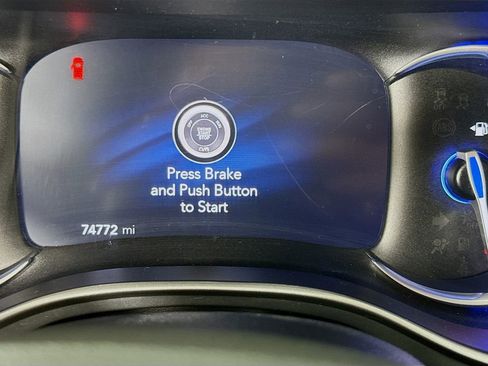 Used 2022 Chrysler Pacifica Touring-L w/ Uconnect Theater Family Group FWD image 13