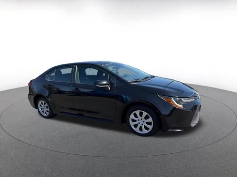 Used 2025 Toyota Corolla LE FWD image 2