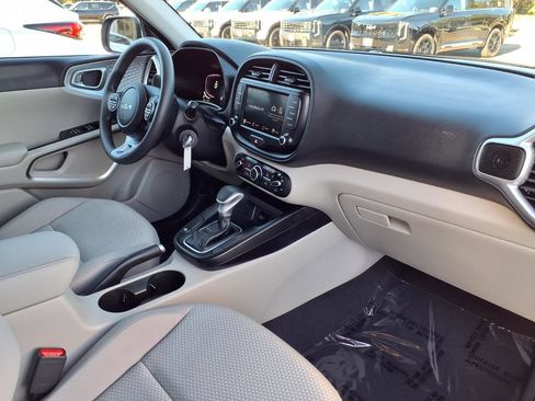 Certified 2025 Kia Soul LX w/ LX Technology Package FWD image 12