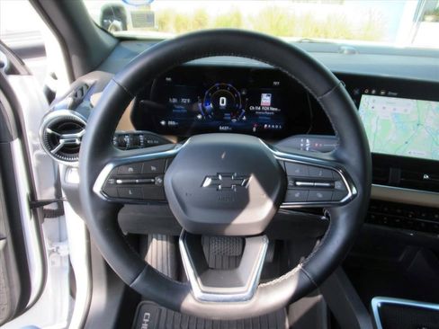 Certified 2025 Chevrolet Equinox ACTIV w/ Safety and Technology Package image 19