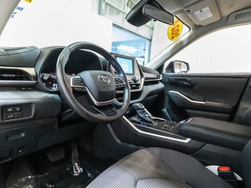 Used 2024 Toyota Highlander LE AWD/4WD image 4