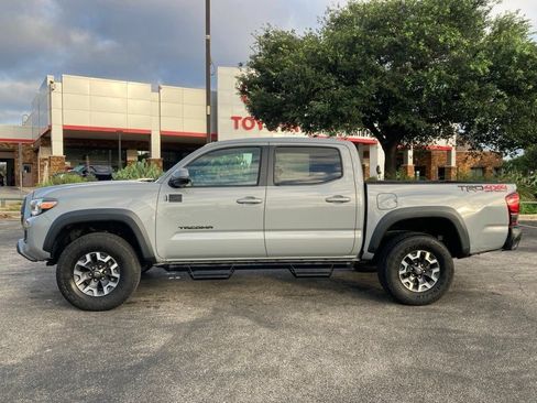 Used 2019 Toyota Tacoma TRD Off-Road AWD/4WD image 6