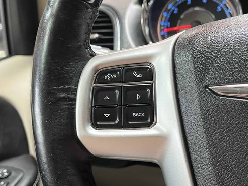 Used 2015 Chrysler Town & Country Limited Platinum FWD image 10