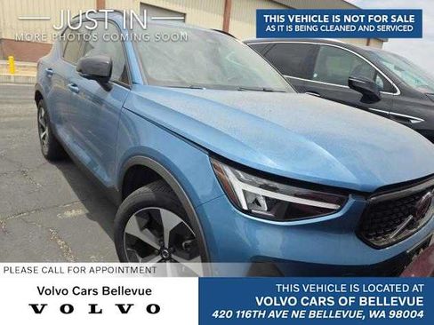 Used 2025 Volvo XC40 B5 Plus AWD/4WD image 1