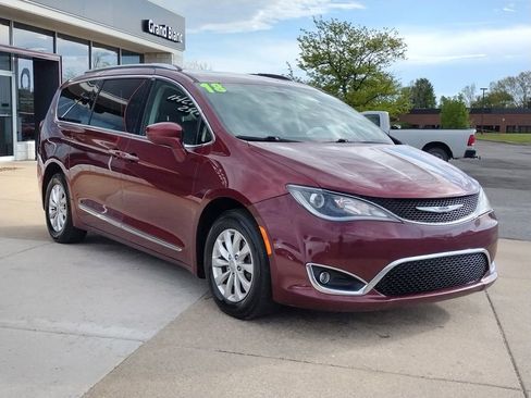 Used 2018 Chrysler Pacifica Touring-L Plus FWD image 3