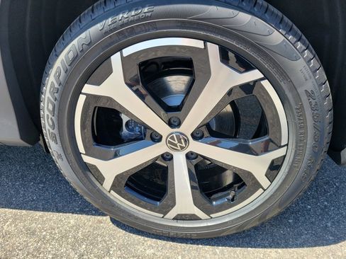 New 2026 Volkswagen Tiguan SE FWD image 27