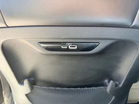 Used 2023 Chrysler Pacifica Touring-L image 30