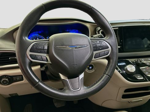 Used 2017 Chrysler Pacifica Touring-L image 18