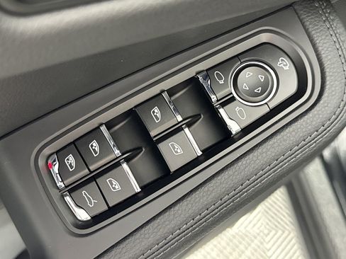 Certified 2025 Porsche Macan AWD/4WD image 13