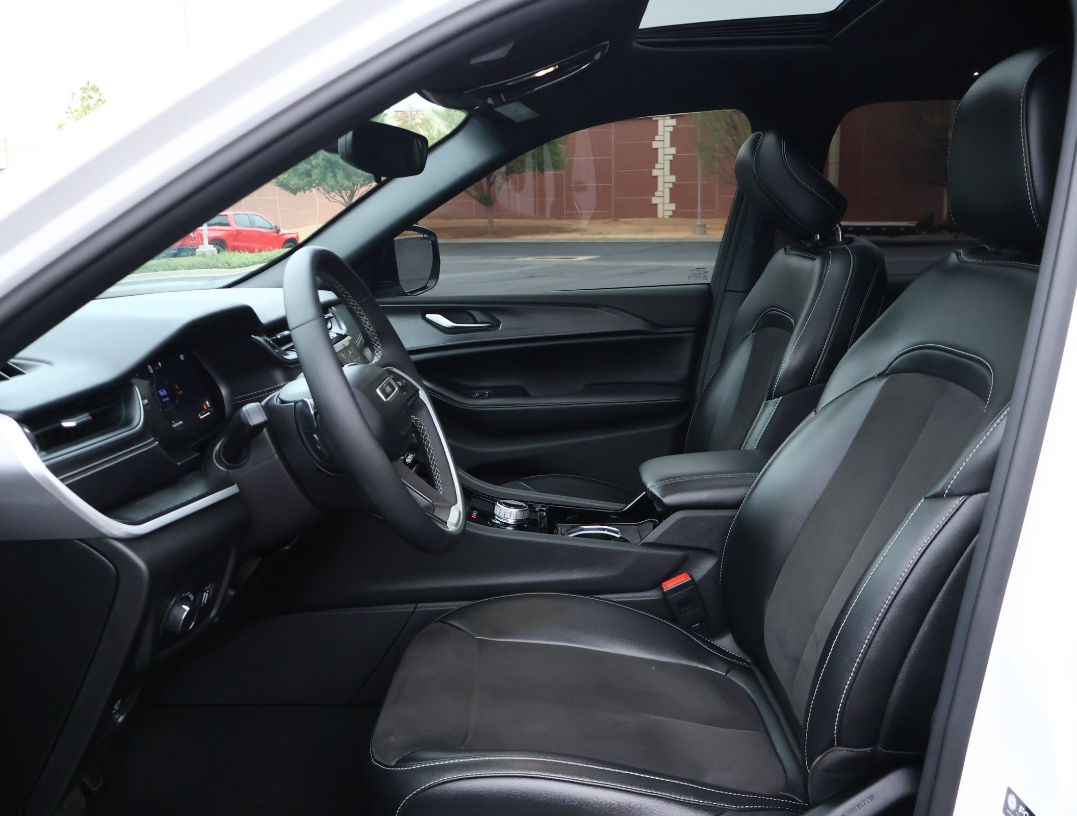 Used 2023 Jeep Grand Cherokee Altitude AWD/4WD image 11