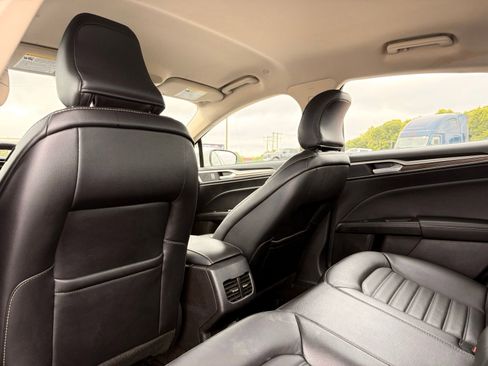 Used 2018 Ford Fusion SE w/ Equipment Group 602A FWD image 18