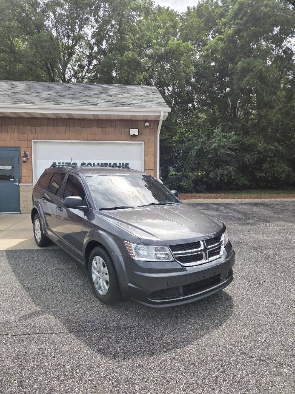 Used 2019 Dodge Journey SE FWD image 1