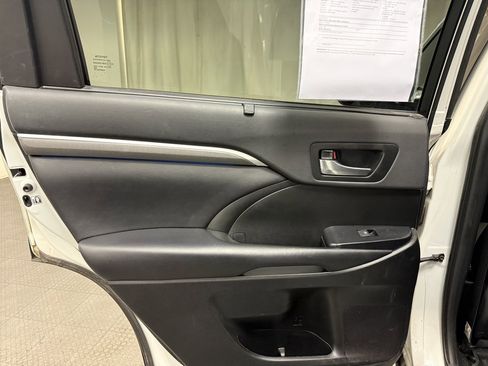 Used 2019 Toyota Highlander XLE image 22