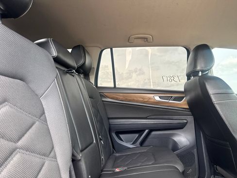 Used 2024 Volkswagen Atlas SE FWD image 31