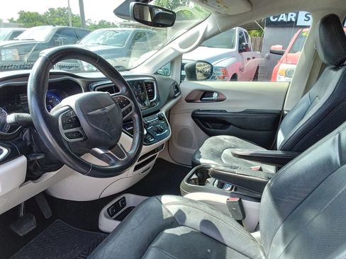 Used 2018 Chrysler Pacifica Touring-L FWD image 10