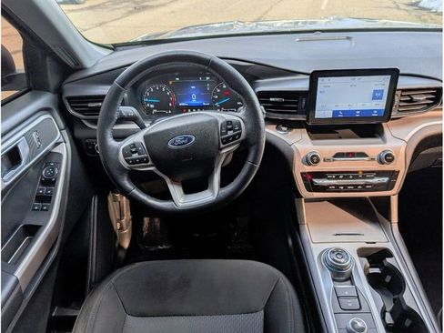 Used 2023 Ford Explorer XLT image 25