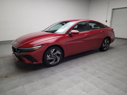 Used 2025 Hyundai Elantra SEL image 2