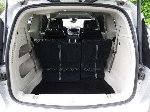 Used 2024 Chrysler Pacifica Touring-L FWD image 26