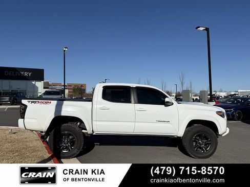Used 2017 Toyota Tacoma SR image 9