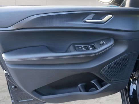 Used 2023 Jeep Grand Cherokee L Laredo image 15