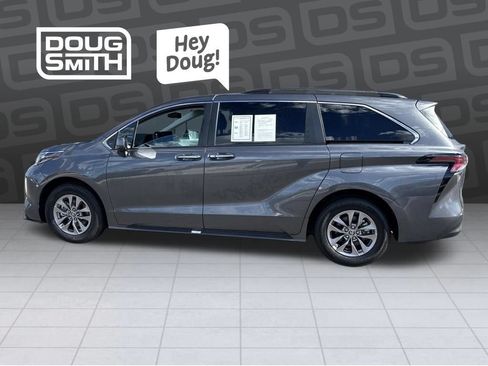 Used 2025 Toyota Sienna XLE FWD image 2