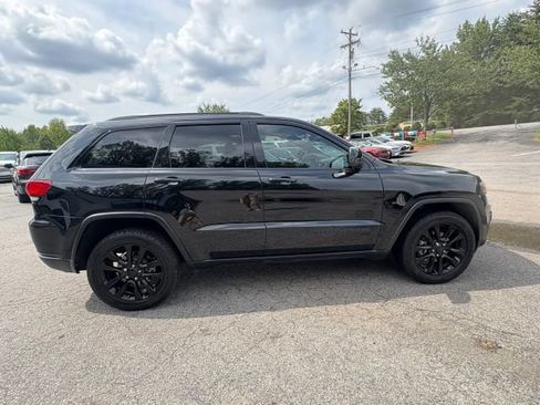 Used 2018 Jeep Grand Cherokee Laredo AWD/4WD image 6