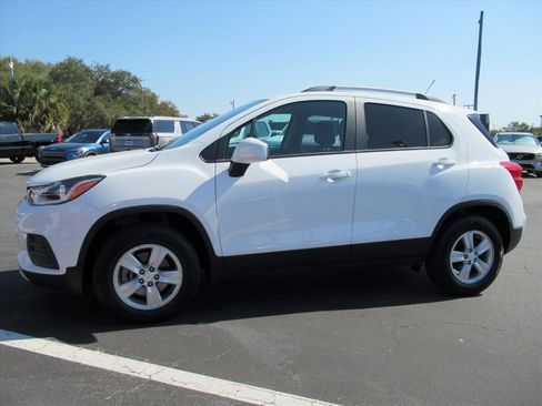 Certified 2022 Chevrolet Trax LT w/ LT Convenience Package image 2