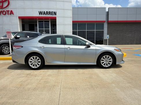 Used 2019 Toyota Camry LE FWD image 9