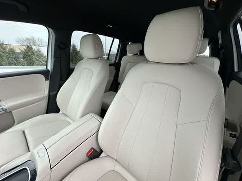 Used 2025 Mercedes-Benz GLB 250 4MATIC image 17