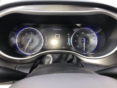 Used 2024 Chrysler Pacifica Touring-L image 15