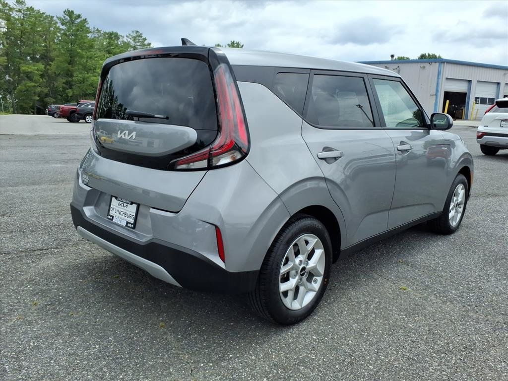 Used 2025 Kia Soul LX w/ LX Technology Package FWD image 3